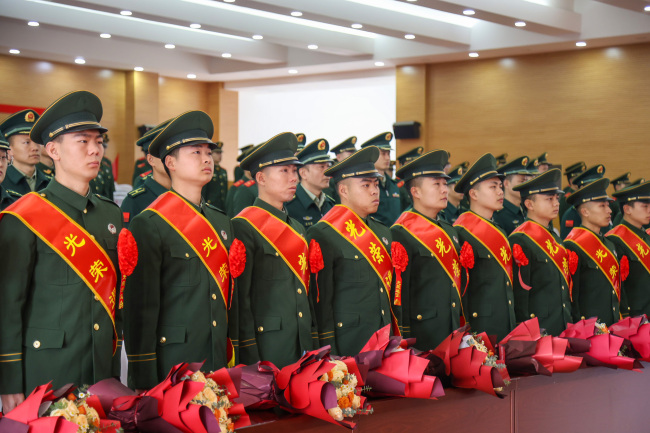 退伍老兵最后一次向軍旗敬禮 戰(zhàn)友珍重