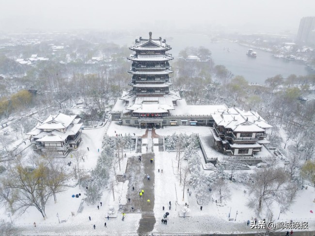 济南：明湖雪景醉游人 童话王国般的冬日奇观