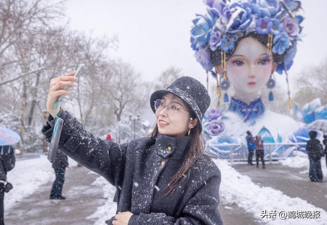 济南：明湖雪景醉游人 童话王国般的冬日奇观