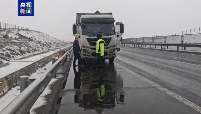 甘肅多路段臨時交通管制 降雪導(dǎo)致通行受阻