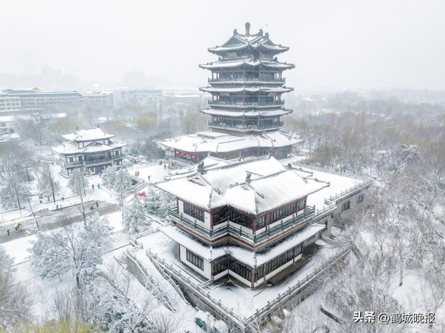 济南：明湖雪景醉游人 童话王国般的冬日奇观