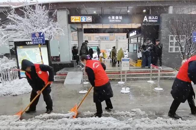 濟(jì)南地鐵人暴雪后逆風(fēng)而行 確保市民安全出行