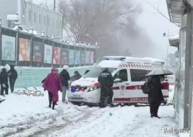 濟(jì)南暴雪救護(hù)車被困 市民主動(dòng)幫忙 風(fēng)雪中的溫暖相助