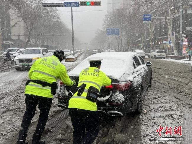 山東多地暴雪 武警鏟雪推車