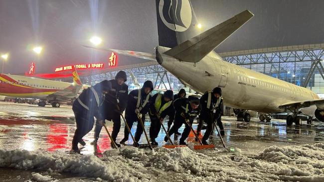 暴雪天氣中航班如何保證起降安全 機(jī)場高效除冰雪保飛行