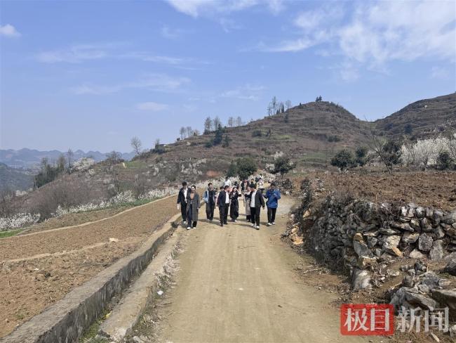 楊妞花點燃6000米鞭炮祭拜父母 愿天下無拐