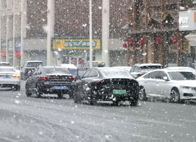 大雪普降山東地區(qū) 濟(jì)南淄博等地銀裝素裹