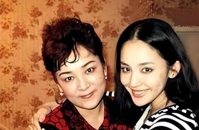 曝张云龙娜扎近况 娜扎和妈妈泰国被偶遇