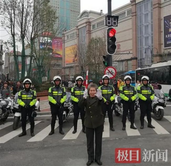 新中國第一代女交警邱益英病逝 傳奇一生激勵(lì)后人