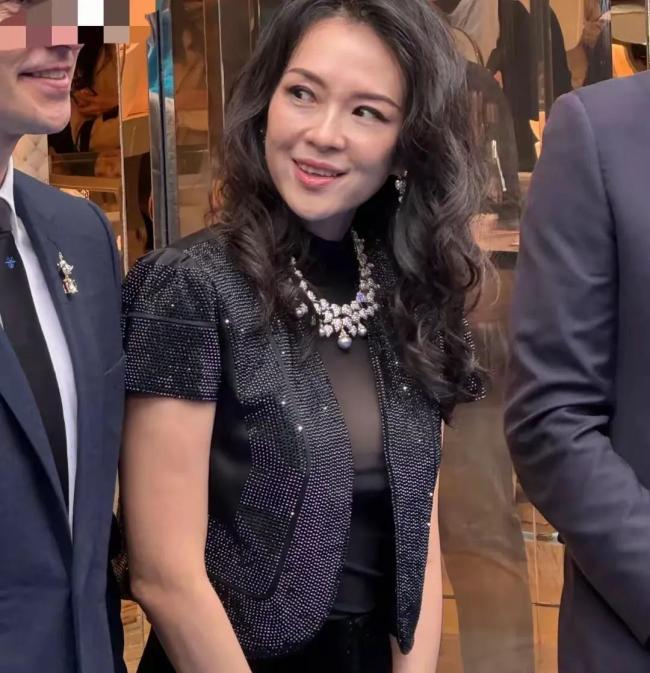 章子怡现身成都参加活动 造型引发热议