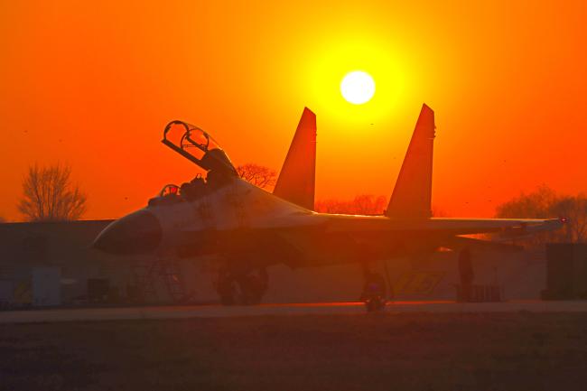 絕美！海軍航空大學某團跨晝夜飛行訓練現場