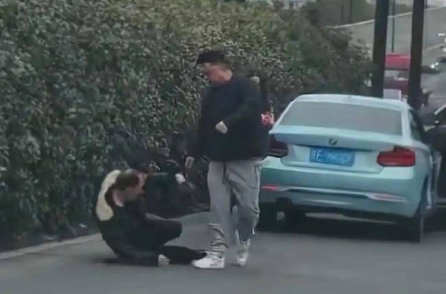 男子稱被女友前男友撞車并毆打 情感糾紛引發(fā)街頭暴力