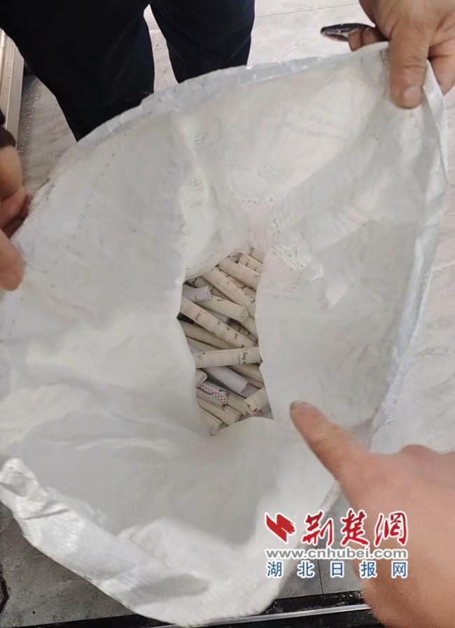 女子捡到4500枚硬币 拾金不昧寻失主