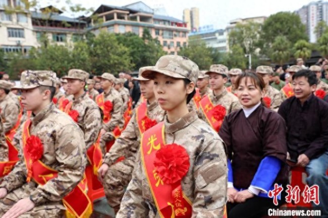 廣西多地舉行新兵入伍儀式 民眾歡送新兵投身軍旅