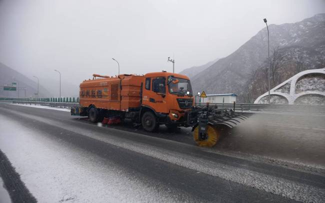 北京出現(xiàn)雨雪天氣，京承高速,、京禮高速山區(qū)路段持續(xù)中雪