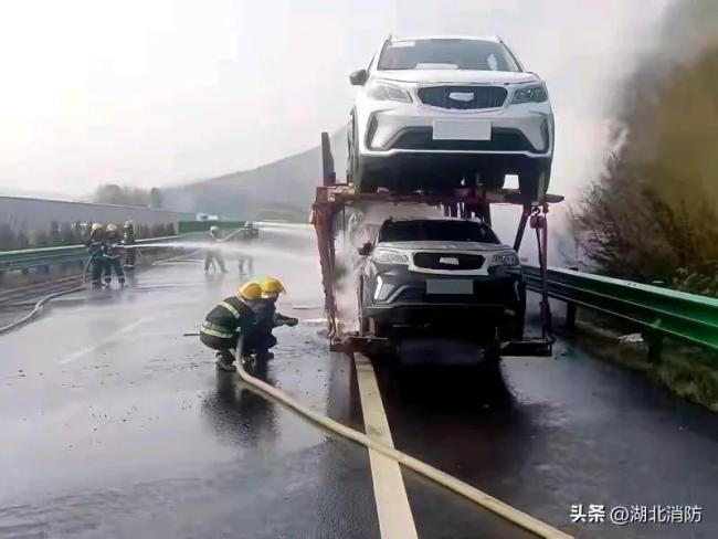 載有16輛新車的掛車高速上自燃 火光沖天引熱議