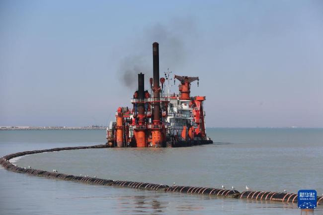 中企在海底“精雕細(xì)刻” 疏浚伊拉克海港