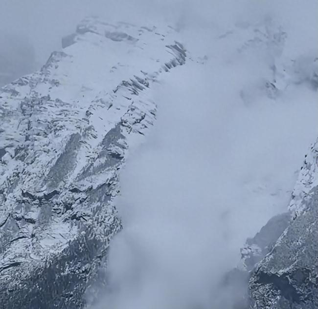 網(wǎng)友記錄玉龍雪山附近雪崩 震撼瞬間引游客驚呼