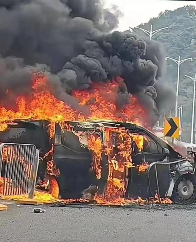 一車輛撞護欄后燒至僅剩車架 深圳事故引關注