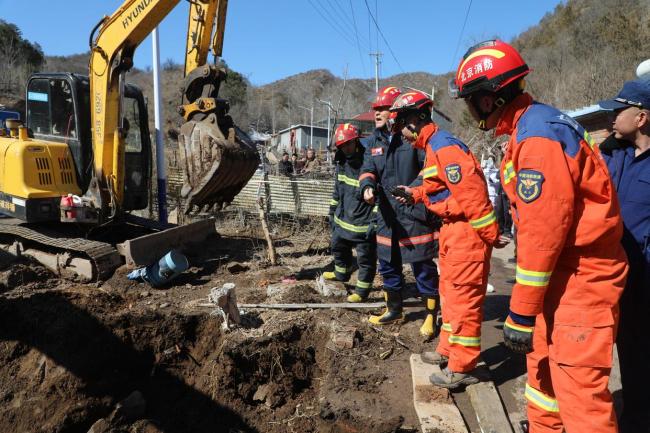 北京一男子清淤遭遇塌陷被困7米深井 七小時(shí)生死營(yíng)救