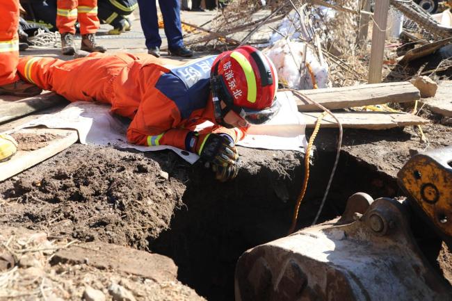 北京一男子清淤遭遇塌陷被困7米深井 七小時(shí)生死營救