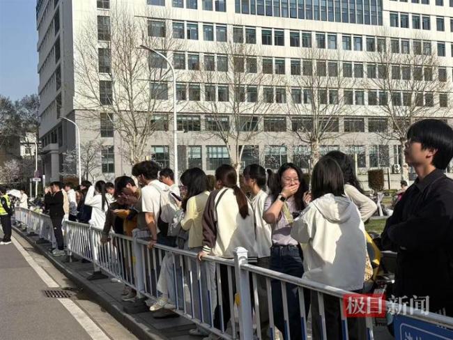 雷軍兩次伸手挽救大學(xué)生的尷尬 武大學(xué)子熱情迎接校友