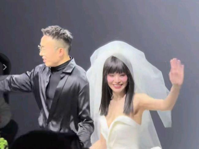 王琳54岁的走秀状态 宛如时光倒流