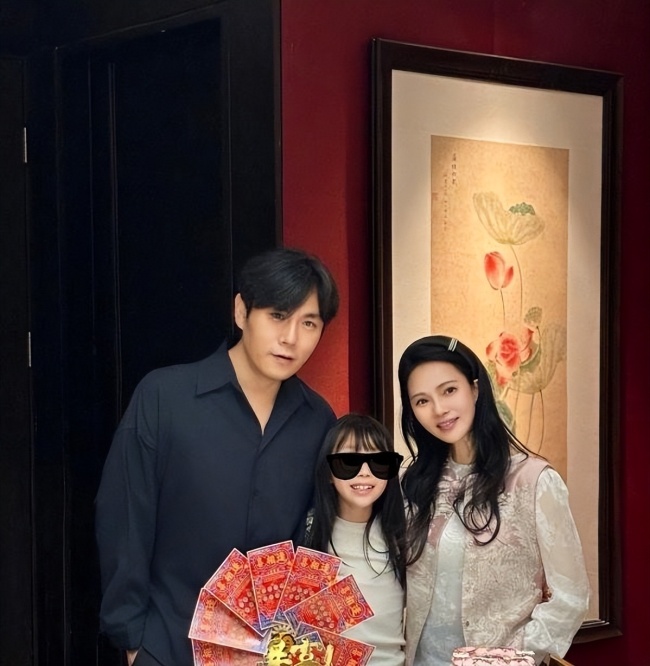 秦昊带女儿逛环球影城 幸福背后的付出与坚守