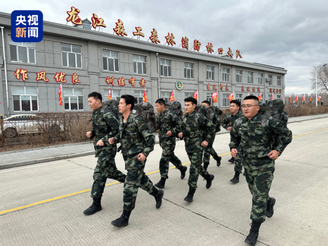 消防员跑步式劝大家别上山烧纸 不懈追赶护林安全