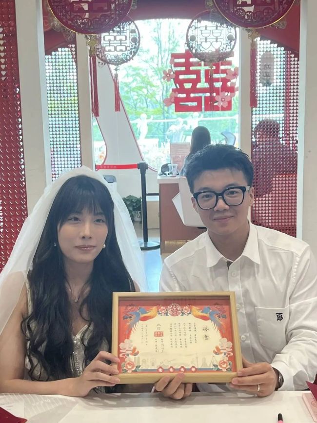 新人為婚書專程飛回成都領(lǐng)證 定制版婚書超出預(yù)期