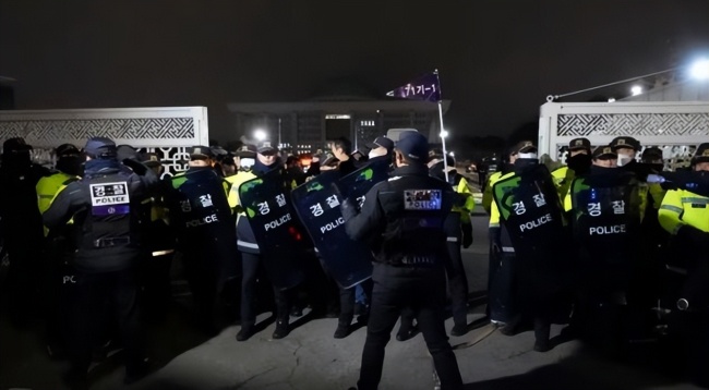 学者：尹锡悦甩锅难逃罪责 庭审现场激烈反驳指控