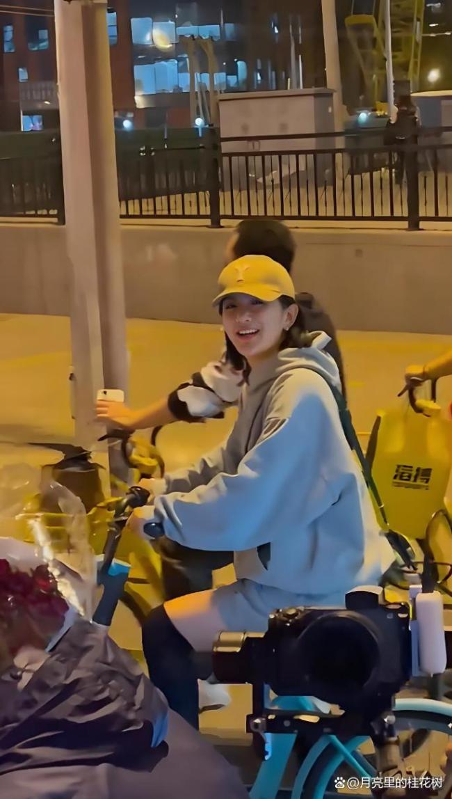 谢娜夜骑到鸟巢给张杰送玫瑰花 真老婆的顶级跋扈