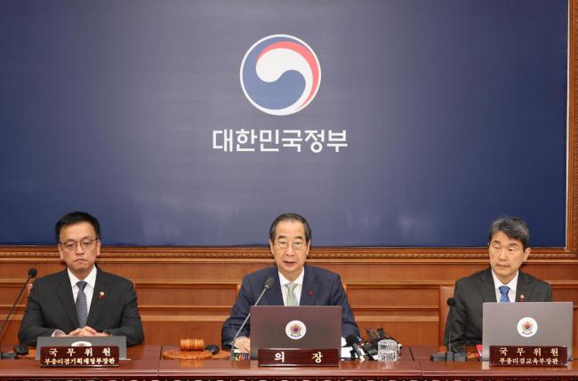 韩国大选：执政党举行首场初选辩论，8人参选竞争激烈