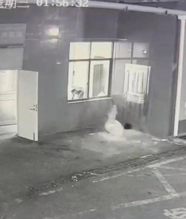 情侣吵架男子撞碎酒店玻璃摔出窗外：以为是跳楼，原来在一楼！