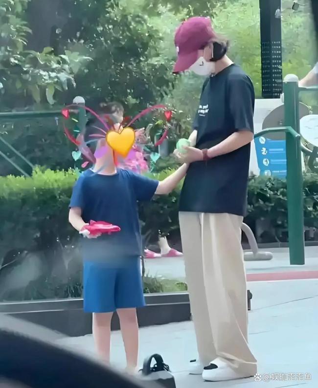 超宠娃！赵丽颖牵手儿子商场狂买玩具，司机推着购物车满载而归 温馨亲子时光