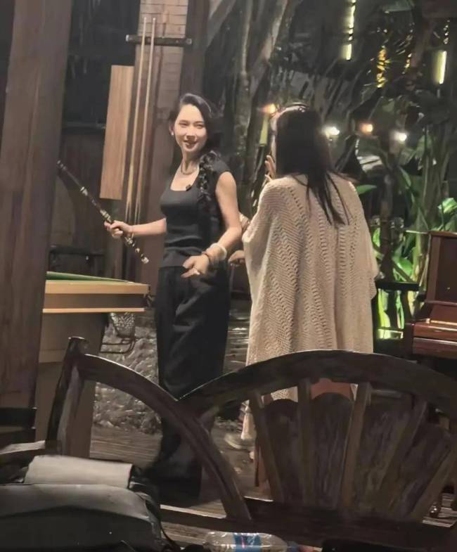 汪峰女友森林北学串珠 34岁状态成熟 活力四射似24岁