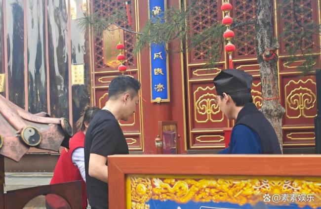 43岁汪小菲将儿女接回北京后，被偶遇到火神庙还愿，身形看起来胖了不少