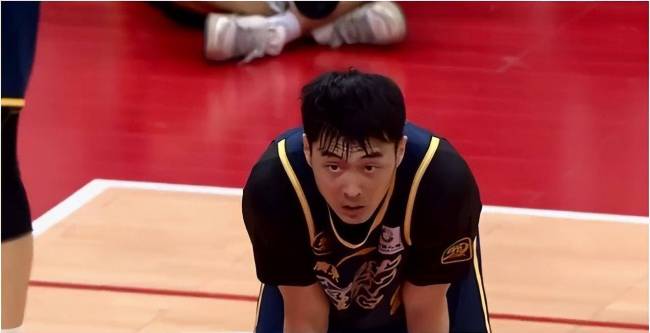 杜锋为何给三不沾 0分的张明池点赞？鼓励防守策略