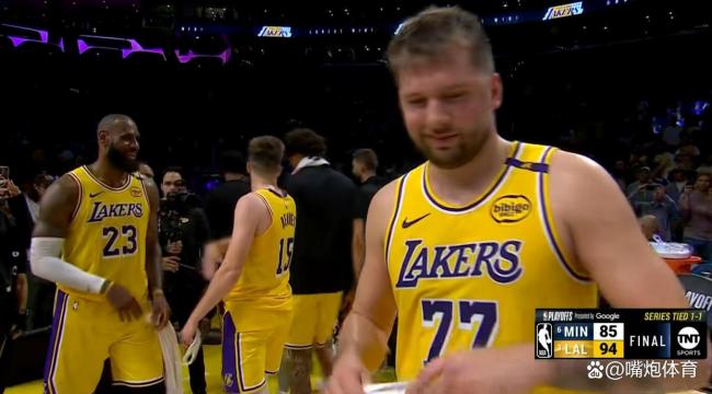 詹皇释怀了！湖人全场高呼东契奇MVP 詹姆斯转型蓝领辅佐新王