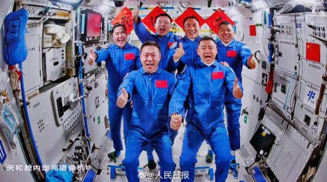 神19神20航天员笑得好灿烂 天宫会师全家福