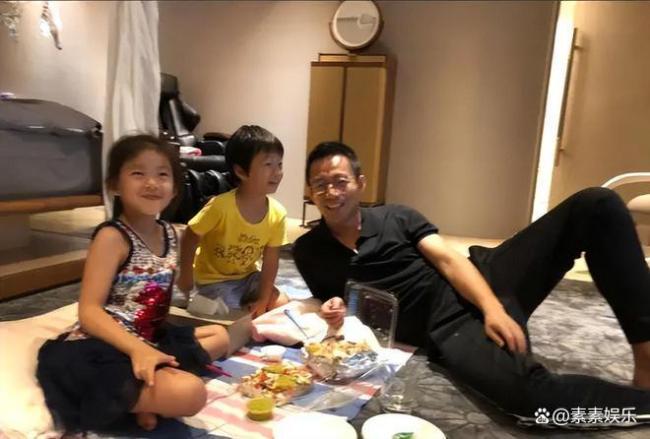 汪小菲妻子带儿女吃下昼茶，体验老北京文化， 网友：后妈当的很全心