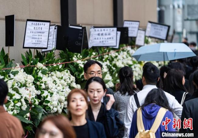 多名政商学界人士到场吊唁李兆基 各界送别“商界楷模”