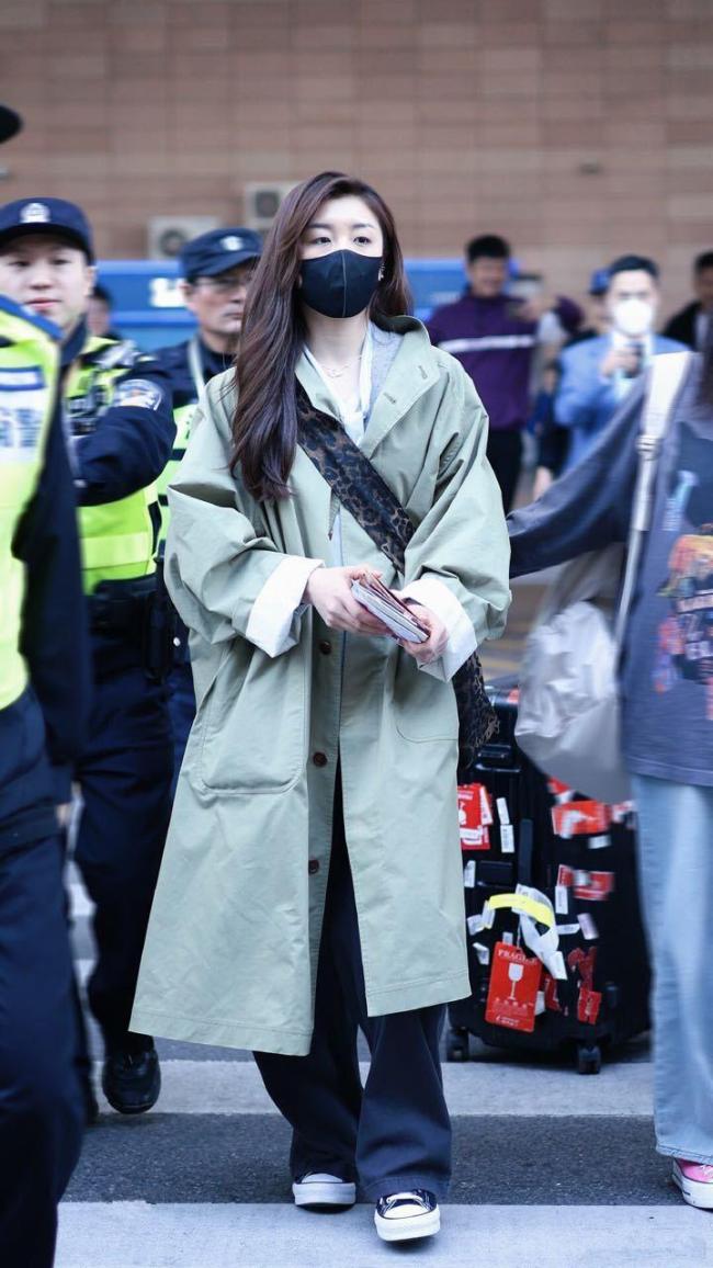 黄晓明身后的是陈梦 国乒女神跨界亮相