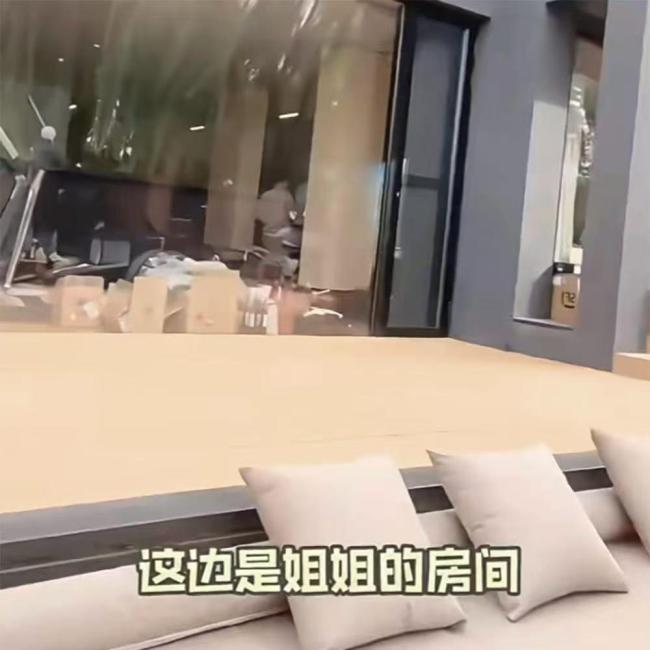 张兰晒儿子北京豪宅，汪小菲为两个孩子重新翻修，全部采用落地窗 闲置旧房变“亲子豪宅”