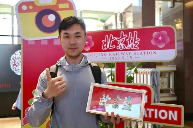候車大廳新增充電座椅！網(wǎng)友：車站是懂怎么寵我的