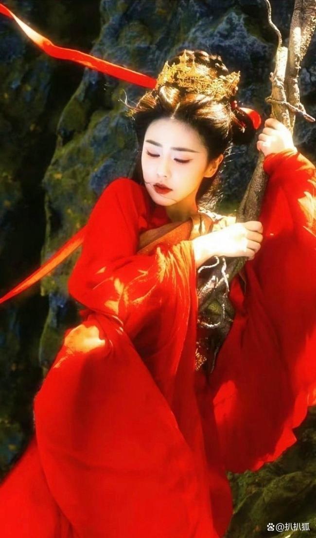 白鹿曬臨江仙劇組團建照 女俠救美男引爆熱搜
