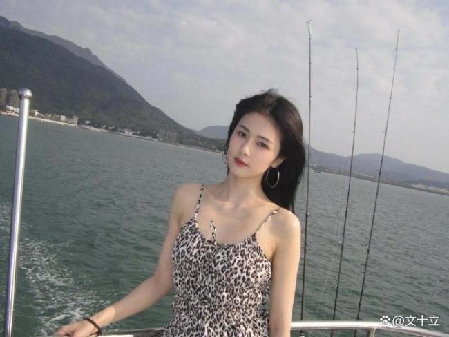 白鹿晒《临江仙》剧组团建照 猛女本色引爆全网
