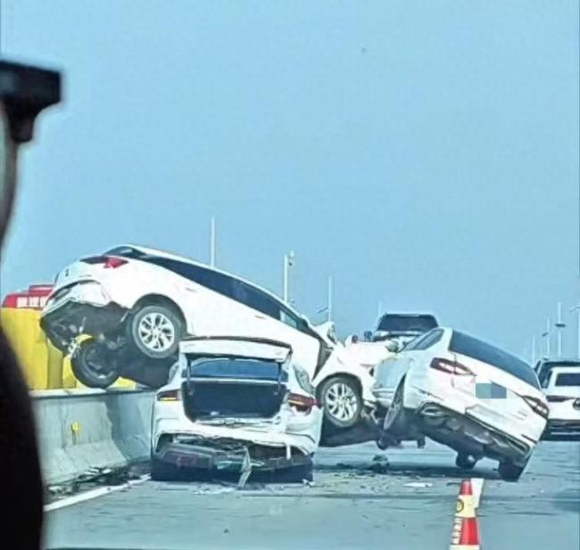 車禍現(xiàn)場白車騎隔離欄將另一車壓住