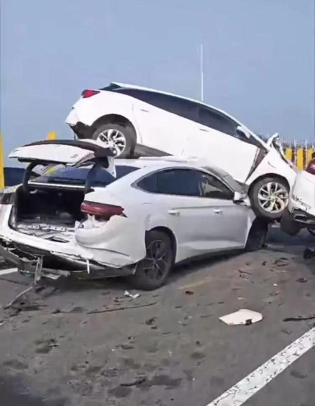 高速大橋變道引發(fā)連環(huán)車禍 無(wú)人員傷亡