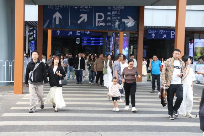 五一人從眾模式又開啟 荔波高鐵站迎客流高峰